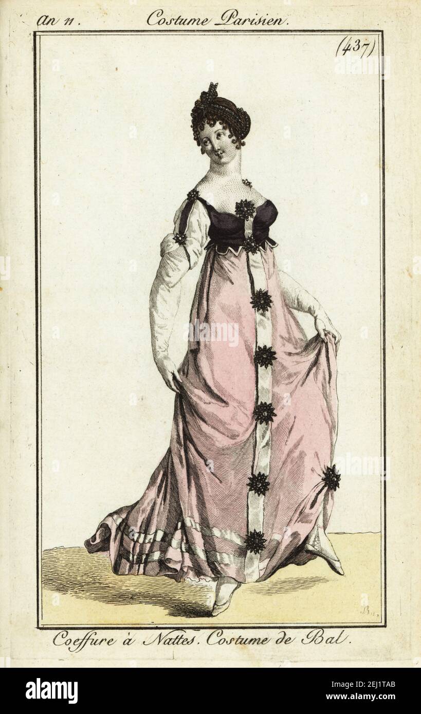 Donna che danzava a una palla, Parigi, 1803. Indossa un peloso intrecciato e una palla decorata con rosette. Coeffure à Nattes. Costume de Bal. Incisione a mano su copperplate dal Journal des Dames et des Modes di Pierre de la Mesangere, Magazine of Women and Fashion, Parigi, AN 11, 1803. Illustrazioni di Carle Vernet, Jean-Francois Bosio, Dominique Bosio e Philibert Louis Debucourt, incise da Pierre-Charles Baquoy. Foto Stock