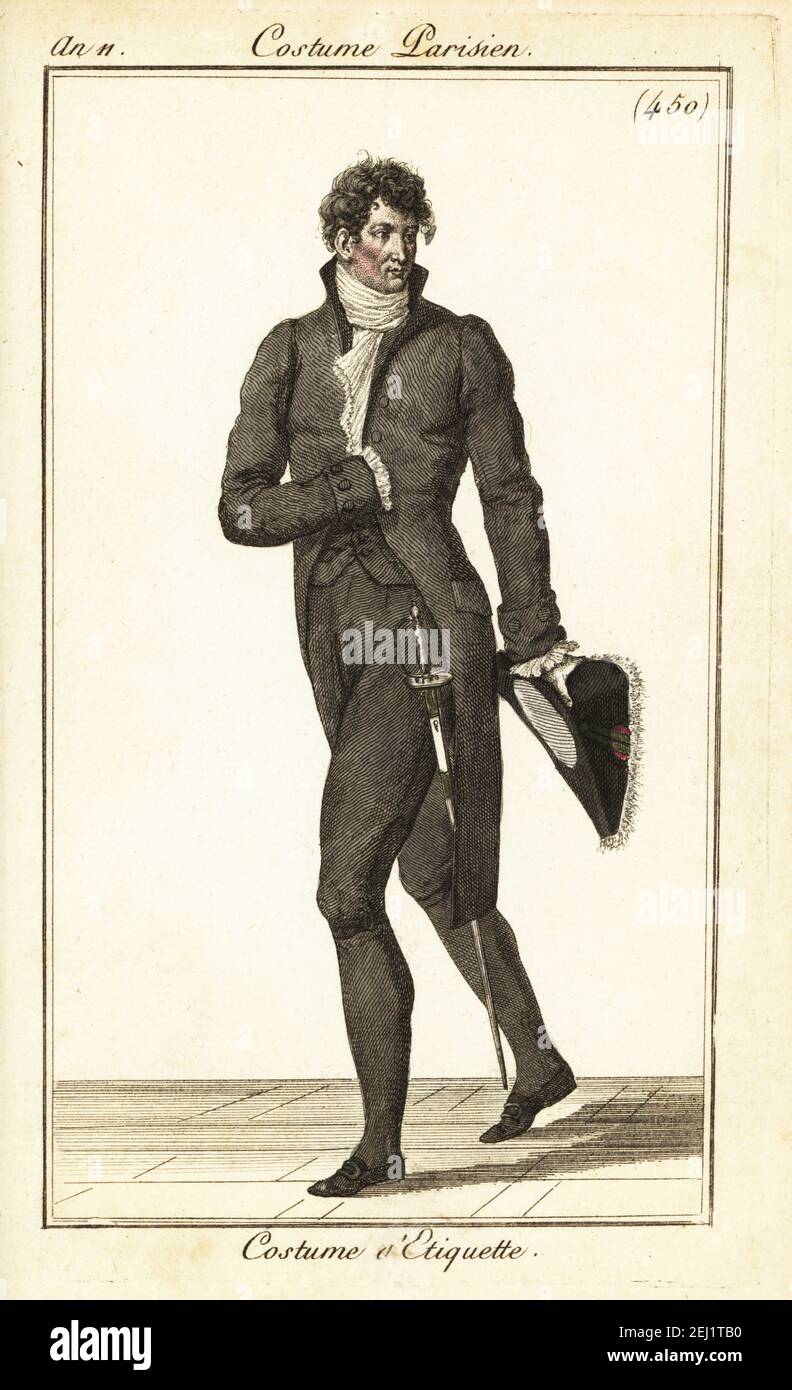 Dandy francese in costume da corte, Parigi, 1803. Indossa un camice nero, un gilet, braghe, un tubo, una spada. Tiene un bicorno. Costume d’etiquette. Incisione a mano su copperplate dal Journal des Dames et des Modes di Pierre de la Mesangere, Magazine of Women and Fashion, Parigi, AN 11, 1803. Illustrazioni di Carle Vernet, Jean-Francois Bosio, Dominique Bosio e Philibert Louis Debucourt, incise da Pierre-Charles Baquoy. Foto Stock