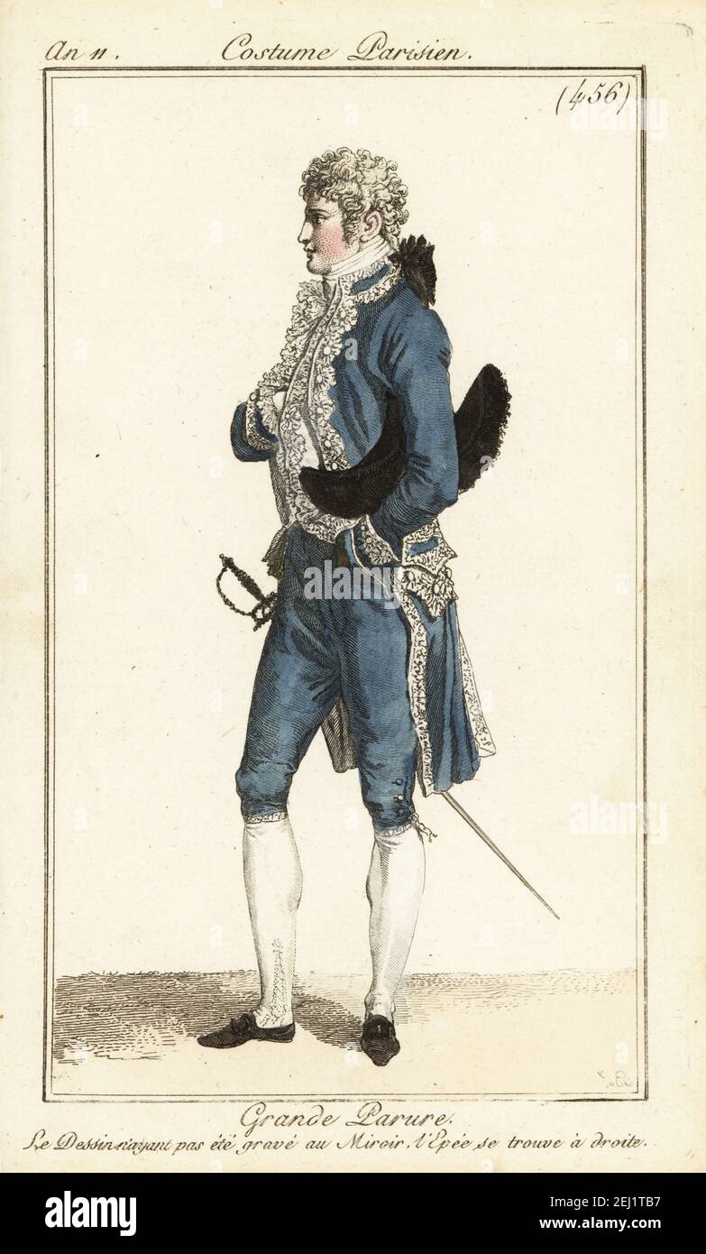 Dandy francese in costume formale da corte. Indossa un camice di rana blu e un gilet rifinito con pizzo, un bicorno sotto il braccio, la spada sulla destra. Grande parure. Le Dessin n'ayant pas été gravé au miror, l'Epée se trouve à guidato. Incisione a mano su copperplate dal Journal des Dames et des Modes di Pierre de la Mesangere, Magazine of Women and Fashion, Parigi, AN 11, 1803. Illustrazioni di Carle Vernet, Jean-Francois Bosio, Dominique Bosio e Philibert Louis Debucourt, incise da Pierre-Charles Baquoy. Foto Stock