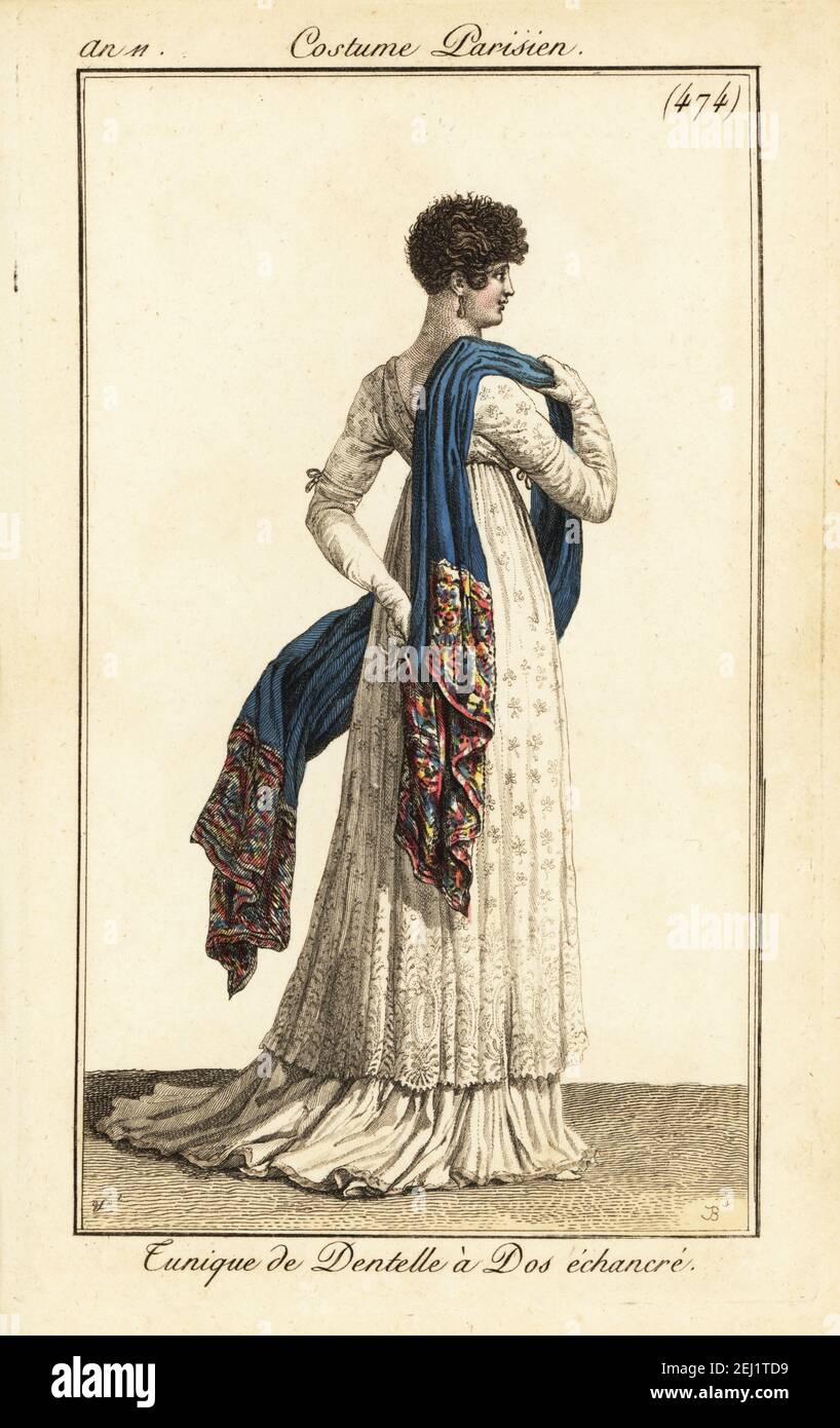 Donna in abito tunica in pizzo con dorso a taglio basso, con scialle ricamato. Tunique de Dentelle à Dos échancré. Incisione a mano su copperplate di Pierre-Charles Baquoy dopo Carle Vernet dal Journal des Dames et des Modes di Pierre de la Mesangere, Magazine of Women and Fashion, Parigi, AN 11, 1803. Foto Stock