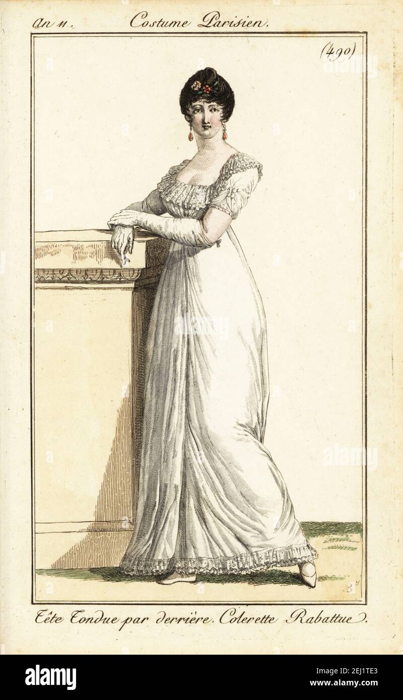 Donna alla moda in short haircut a la Victime, Parigi, 1803. La sua testa viene rasata nella schiena e indossa una abito con colletto a volant ripiegato. Tête Tondue par derrière. Colerette Rabattue. Incisione a mano su copperplate dal Journal des Dames et des Modes di Pierre de la Mesangere, Magazine of Women and Fashion, Parigi, AN 11, 1803. Illustrazioni di Carle Vernet, Jean-Francois Bosio, Dominique Bosio e Philibert Louis Debucourt, incise da Pierre-Charles Baquoy. Foto Stock