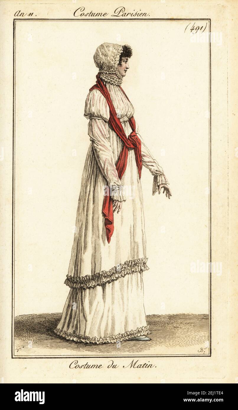 Donna al mattino vestito con cappello in pizzo, colletto frilly, tunica e abito bianco, scialle scarlatto, 1803. Costume du Matin. Incisione a mano su copperplate di Pierre-Charles Baquoy dopo Carle Vernet dal Journal des Dames et des Modes di Pierre de la Mesangere, Magazine of Women and Fashion, Parigi, AN 11, 1803. Foto Stock