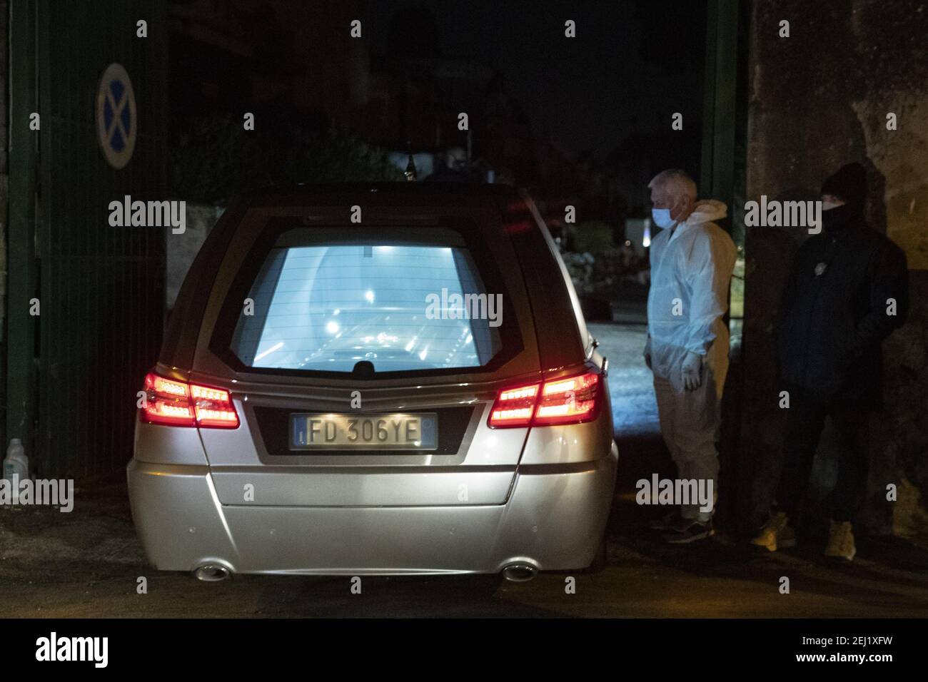 Ottaviano, Italia. 20 Feb 2021. 2/20/2021 - arriva nel cimitero di Ottaviano la foce contenente la bara di Raffale Cutolo bos della Camorra. (Foto di IPA/Sipa USA) Credit: Sipa USA/Alamy Live News Foto Stock