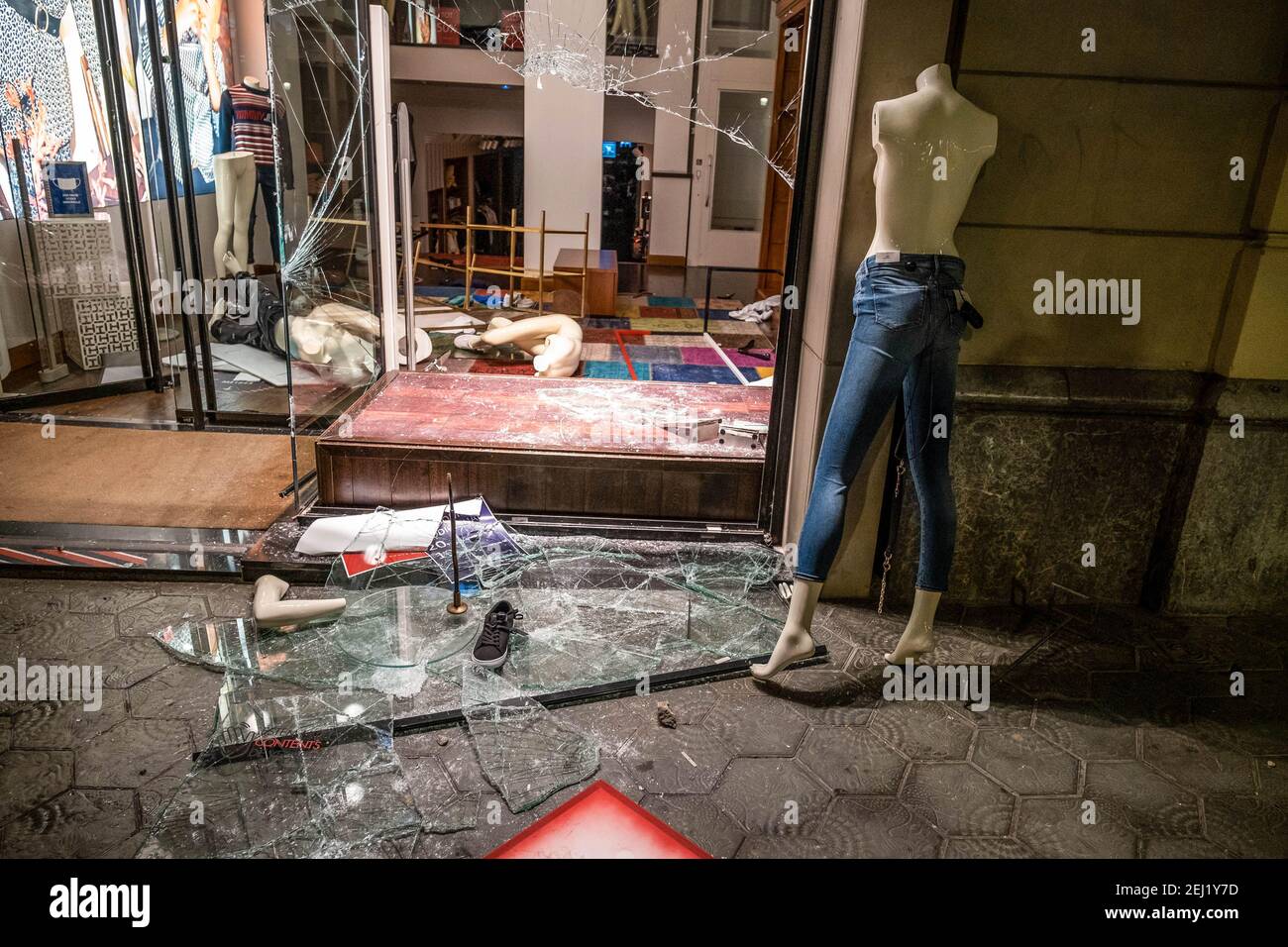 Un negozio è visto saccheggiato con la finestra schiacciata a Passeig de  Grácia. Quinta notte di proteste e rivolte in risposta all'arresto e alla  detenzione del rapper Pablo Hasel accusato di esalare