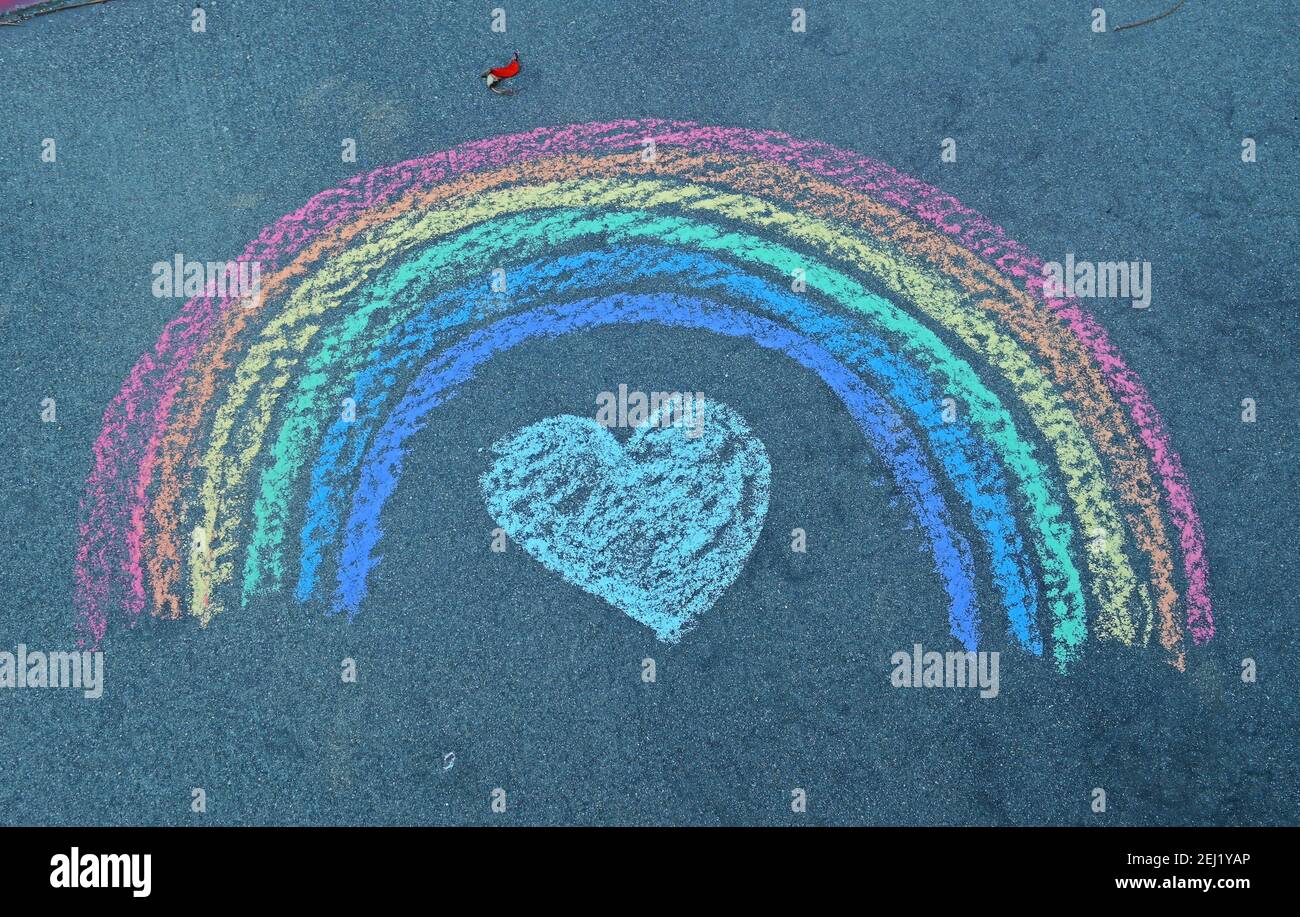 Chalk Rainbow sul marciapiede Foto Stock