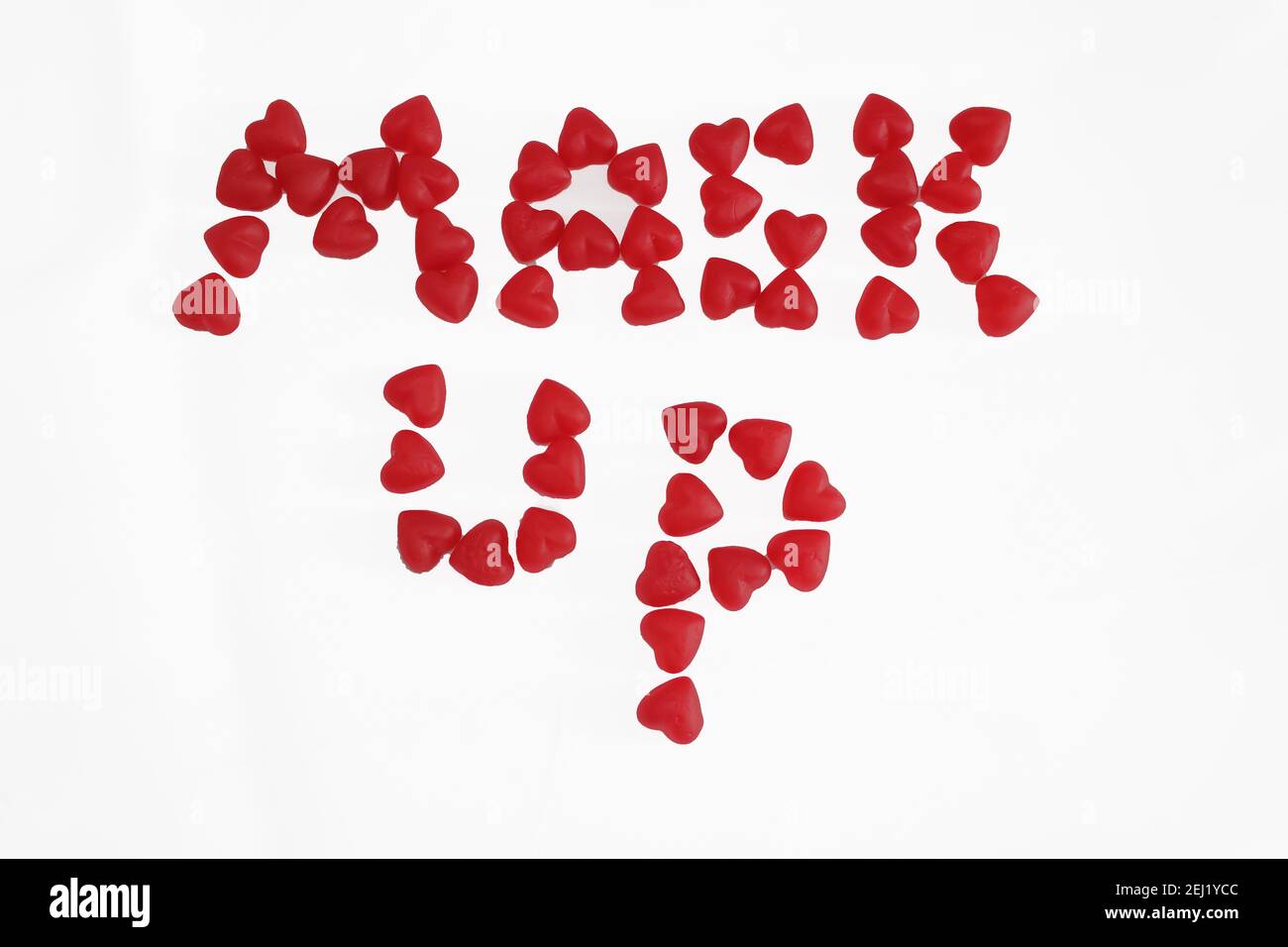 Mask Up ha scritto in Red Gummy Hearts Foto Stock