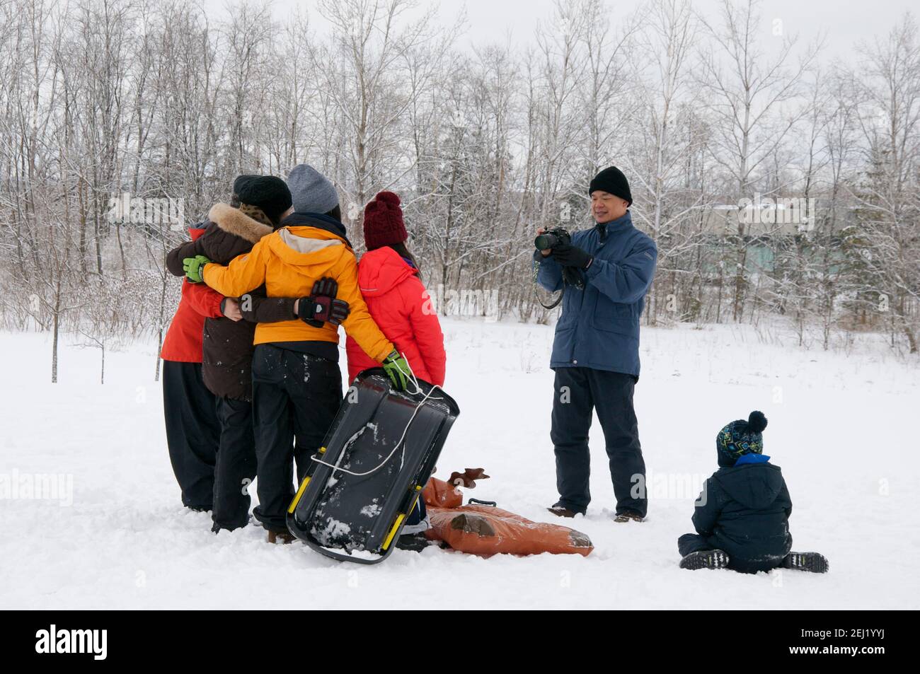 Toronto, Ontario / Canada - Feb 02, 2014: La famiglia si riunisce per una foto di gruppo in gita invernale. Foto Stock