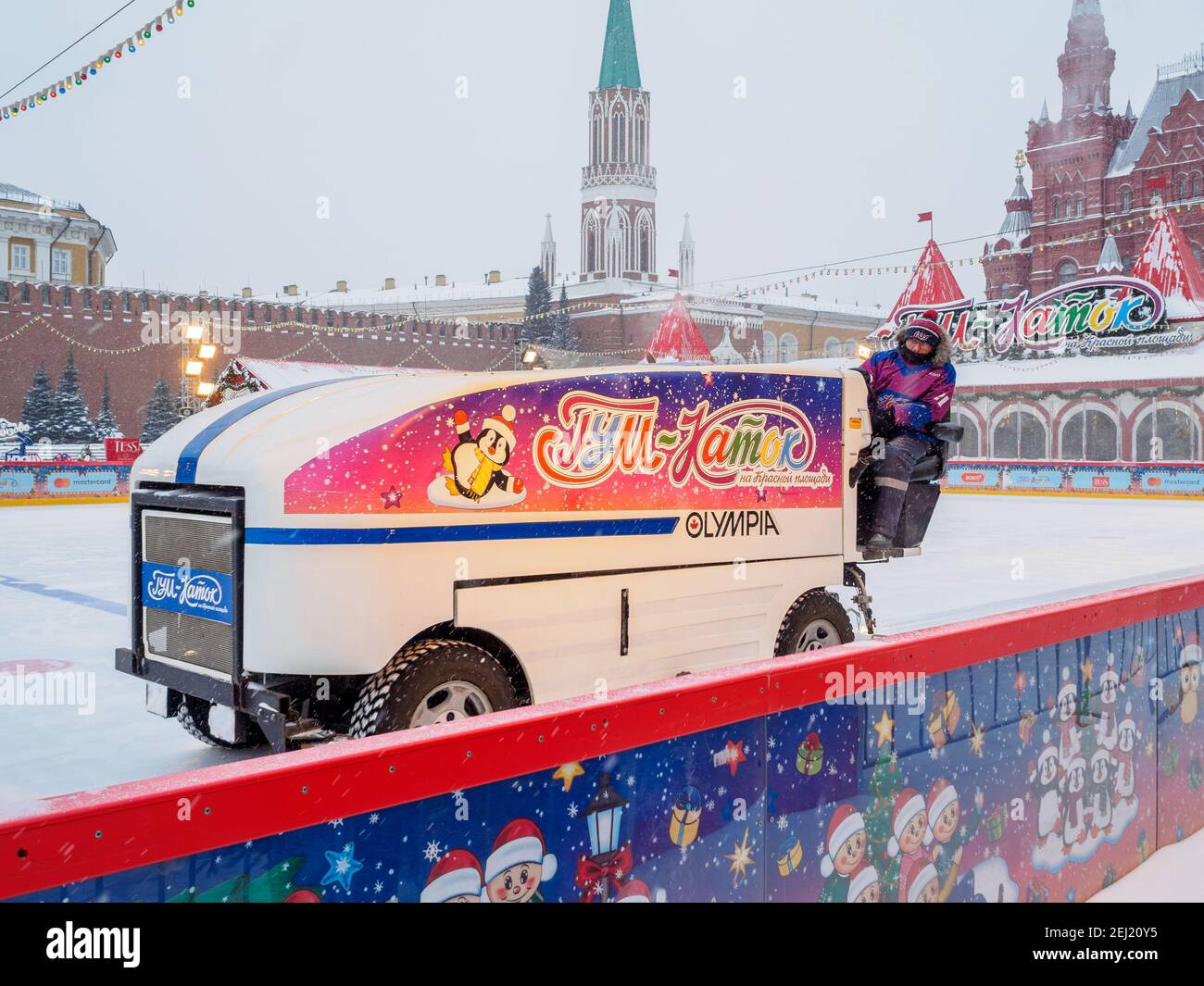 Mosca. Russia. 12 febbraio 2021. La Piazza Rossa. Un'auto pulisce la neve e lucida il ghiaccio sulla pista di pattinaggio del grande magazzino principale su un Foto Stock