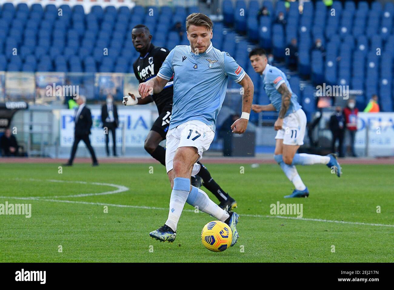 Roma, Italia. 20 Feb 2021. Ciro immobile della SS Lazio in azione durante la Serie A match tra SS Lazio e UC Sampdoria allo Stadio Olimpico il 20 febbraio 2021 a Roma. Gli stadi sportivi di tutta Italia restano soggetti a rigorose restrizioni a causa del Coronavirus Pandemic, in quanto le leggi governative in materia di distanziamento sociale vietano i tifosi all'interno dei locali, con conseguente gioco a porte chiuse. (Foto di Roberto Ramaccia/Agenzia fotografica INA) Credit: Sipa USA/Alamy Live News Foto Stock