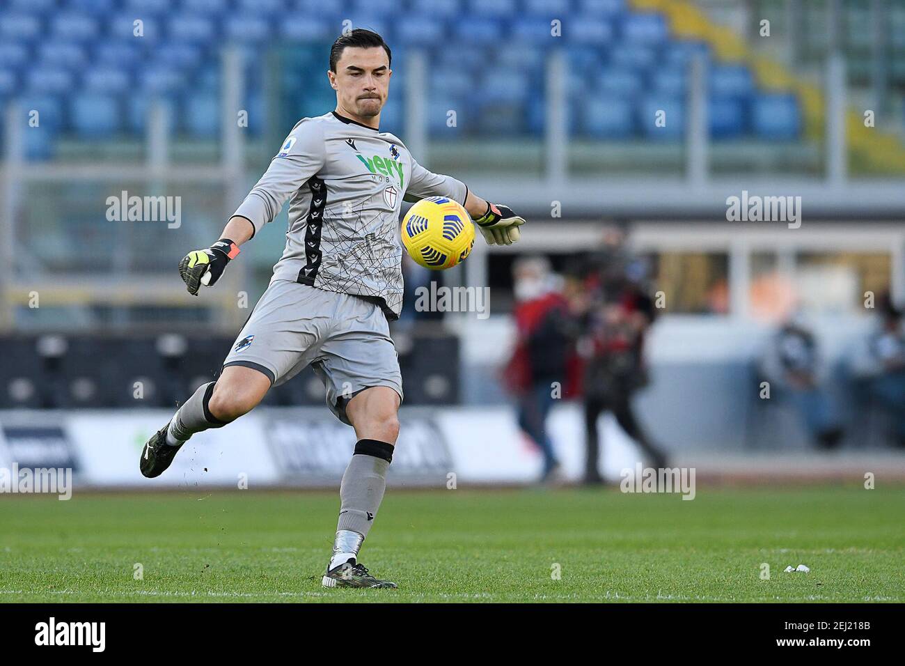 Roma, Italia. 20 Feb 2021. Emil Audero della UC Sampdoria in azione durante la Serie A match tra SS Lazio e UC Sampdoria allo Stadio Olimpico il 20 febbraio 2021 a Roma. Gli stadi sportivi di tutta Italia restano soggetti a rigorose restrizioni a causa del Coronavirus Pandemic, in quanto le leggi governative in materia di distanziamento sociale vietano i tifosi all'interno dei locali, con conseguente gioco a porte chiuse. (Foto di Roberto Ramaccia/Agenzia fotografica INA) Credit: Sipa USA/Alamy Live News Foto Stock