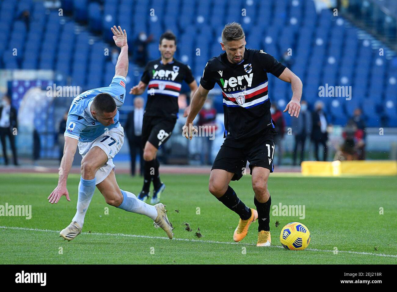 Roma, Italia. 20 Feb 2021. Gaston Ramirez della UC Sampdoria in azione durante la Serie A match tra SS Lazio e UC Sampdoria allo Stadio Olimpico il 20 febbraio 2021 a Roma. Gli stadi sportivi di tutta Italia restano soggetti a rigorose restrizioni a causa del Coronavirus Pandemic, in quanto le leggi governative in materia di distanziamento sociale vietano i tifosi all'interno dei locali, con conseguente gioco a porte chiuse. (Foto di Roberto Ramaccia/Agenzia fotografica INA) Credit: Sipa USA/Alamy Live News Foto Stock