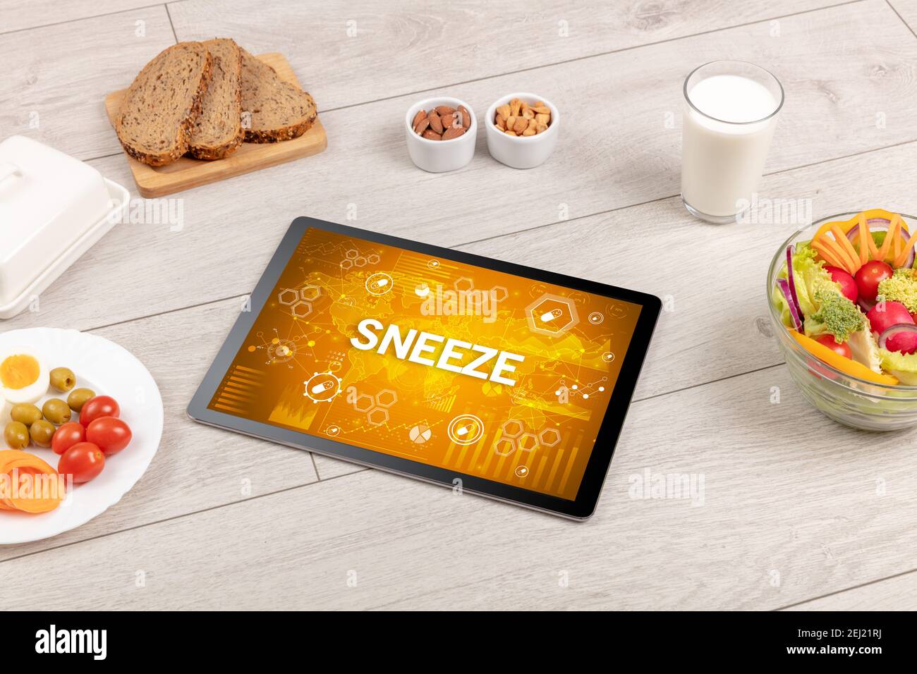 Composizione sana di Tablet PC con iscrizione STARNUTI, sistema immunitario boost concetto Foto Stock