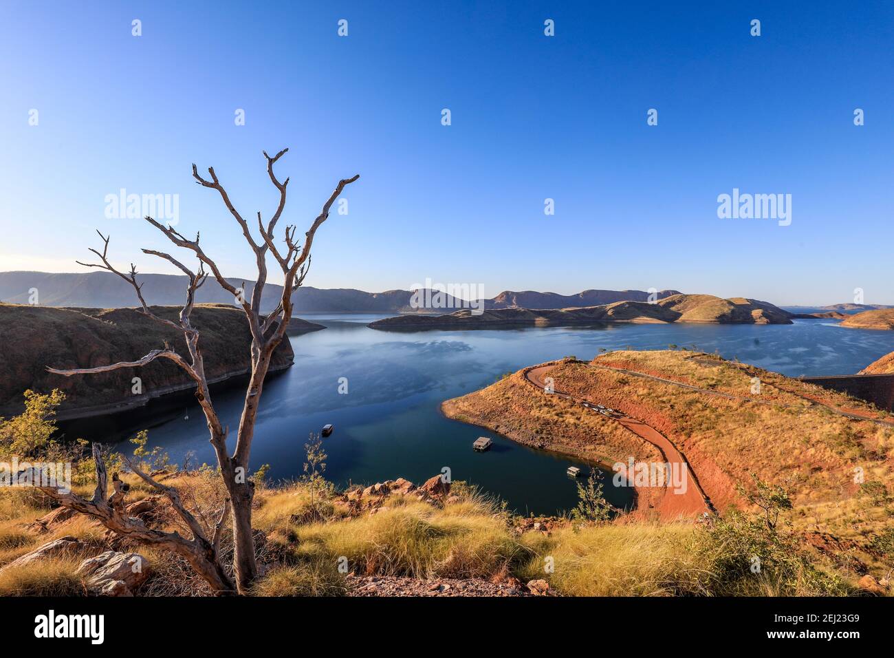 Vista panoramica del lago d'acqua dolce interno Argyle sotto il cielo blu Foto Stock