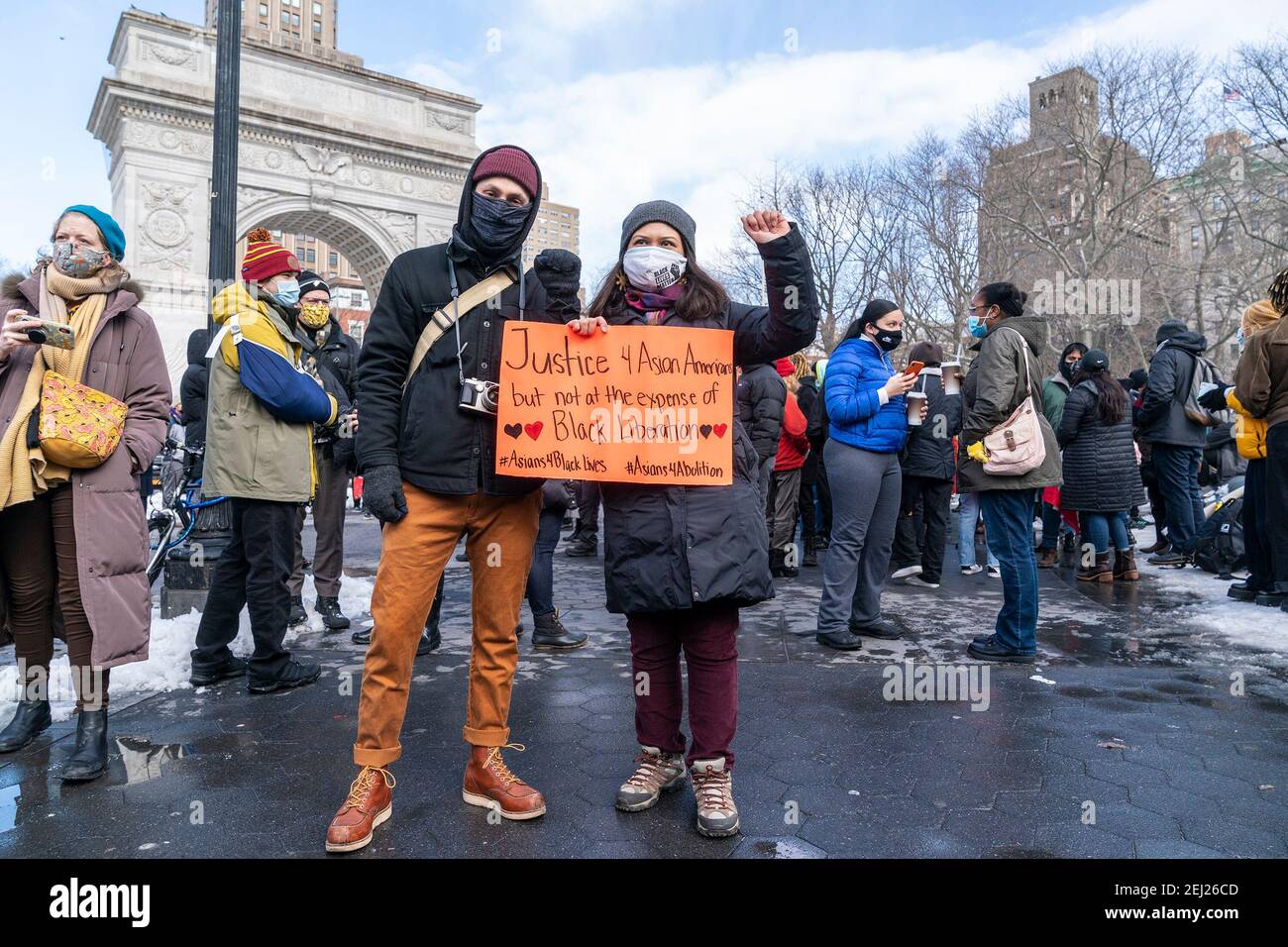 New York, Stati Uniti. 20 Feb 2021. Più di 200 persone si sono riunite nel Washington Square Park per sostenere la comunità aisiana, contro il crimine di odio e il nazionalismo bianco. Il Rally è stato organizzato da movimenti liberamente decentrati di ANTIFA (antifascista) e della Comunità abolizionista. a seguito della pandemia della COVID-19 si è verificato un forte picco di crimini di odio contro le persone di origine asiatica. (Foto di Lev Radin/Pacific Press) Credit: Pacific Press Media Production Corp./Alamy Live News Foto Stock