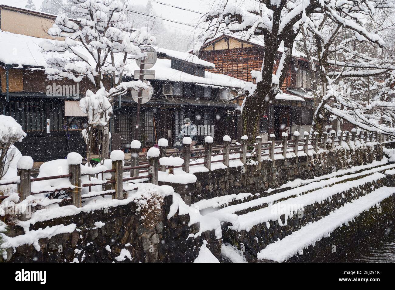 27.12.2017, Takayama, Gifu, Giappone, Asia - una scena di strada innevata con case residenziali tradizionali in inverno. Foto Stock