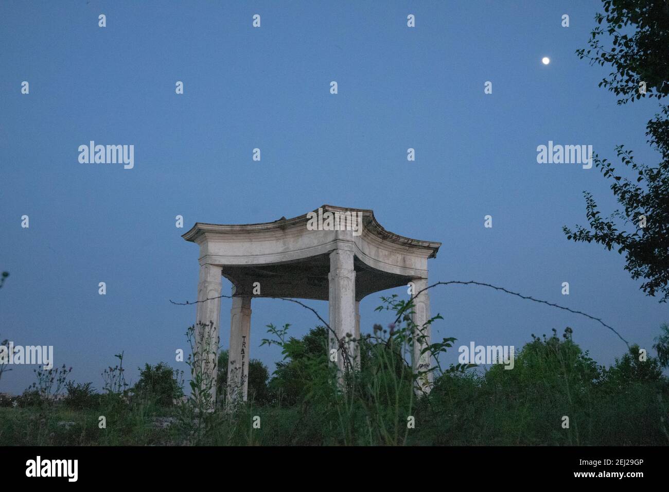 Un gazebo indipendente situato sull'isola artificiale di Mill Lake come parte del complesso di intrattenimento a Bucarest, Romania Foto Stock