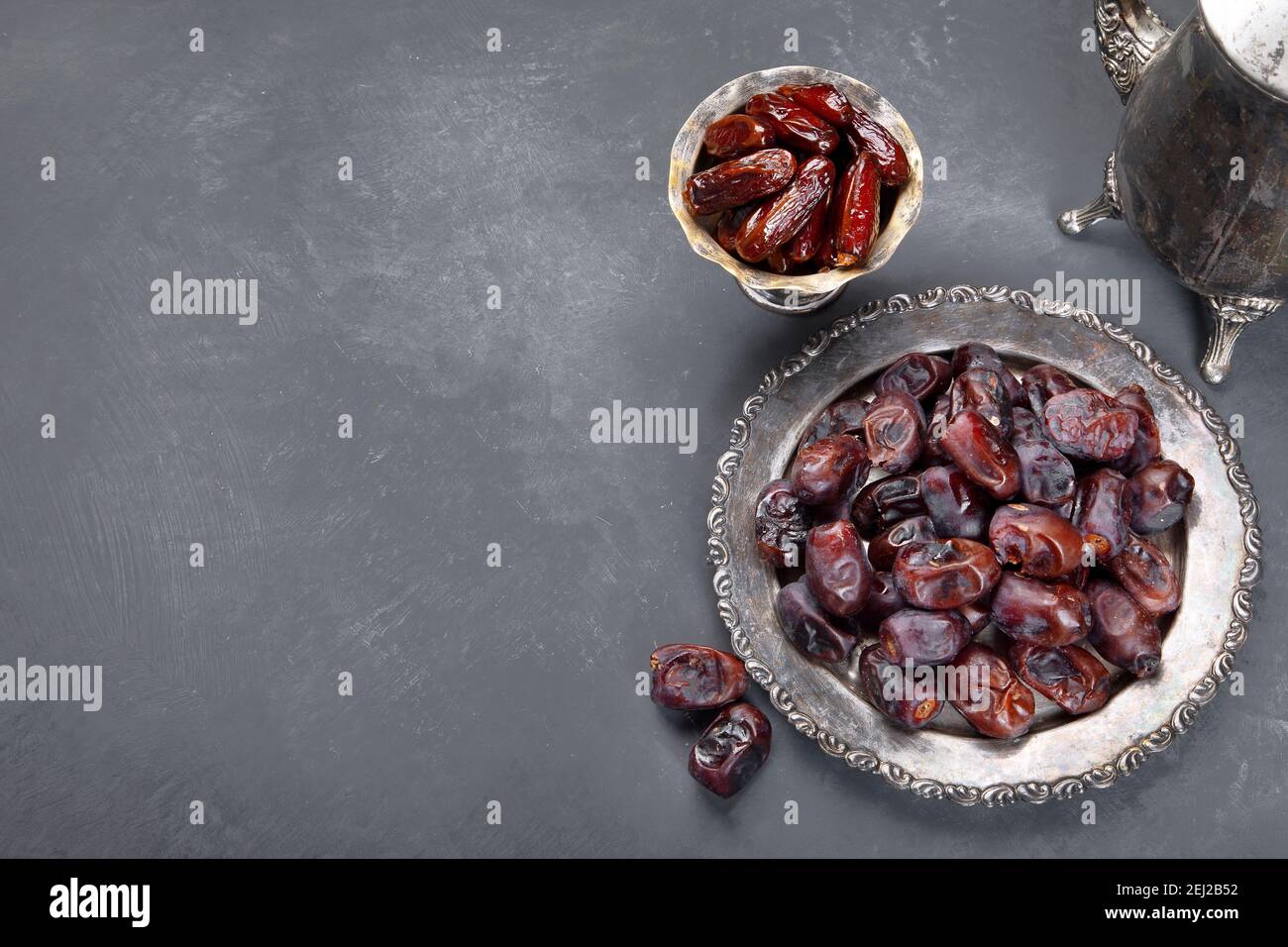 Il pasto mangiato dai musulmani dopo il tramonto durante il Ramadan su sfondo grigio. Concetto di cibo arabo. Superiore, vista, spazio di copia Foto Stock