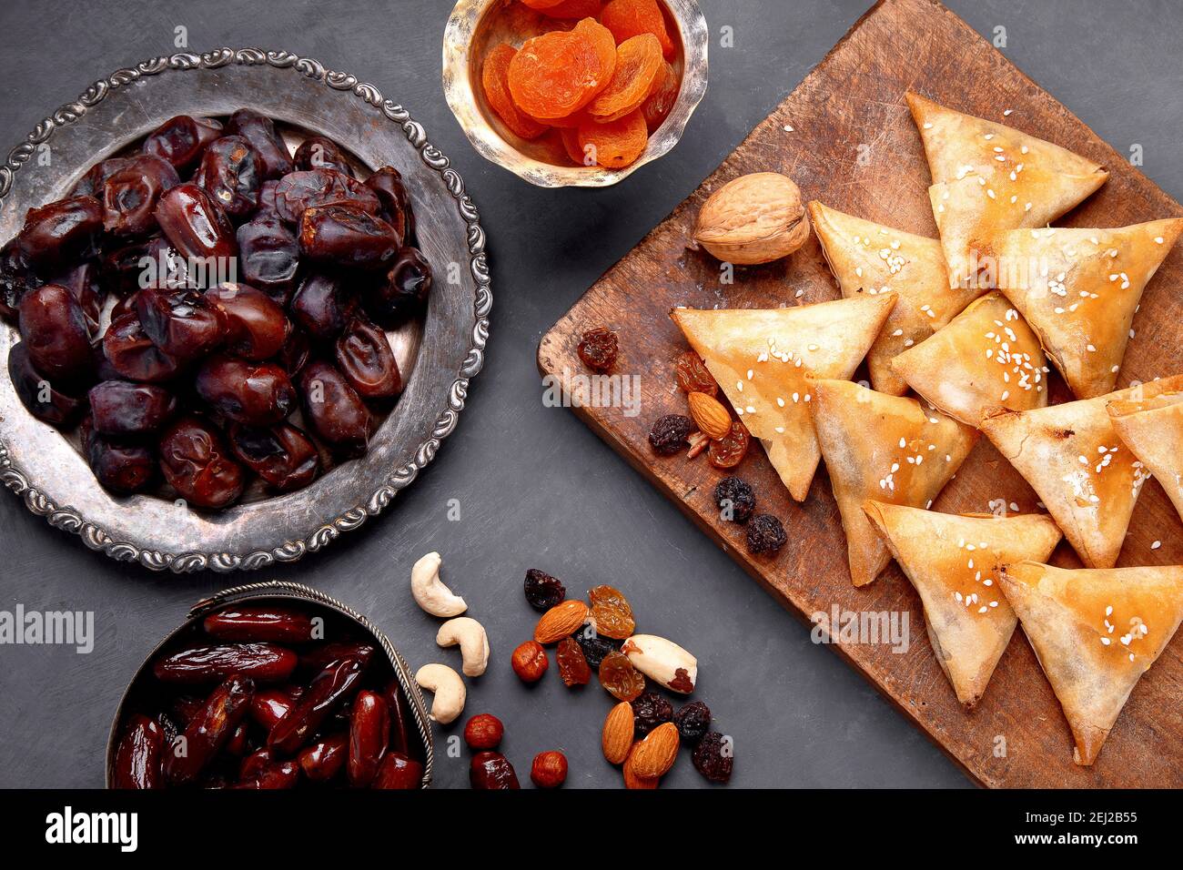 Il pasto mangiato dai musulmani dopo il tramonto durante il Ramadan su sfondo grigio. Concetto di cibo arabo. In alto, vista Foto Stock
