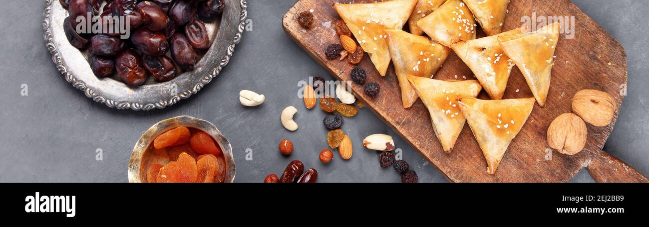 Il pasto mangiato dai musulmani dopo il tramonto durante il Ramadan su sfondo grigio. Concetto di cibo arabo. In alto, vista, panorama Foto Stock