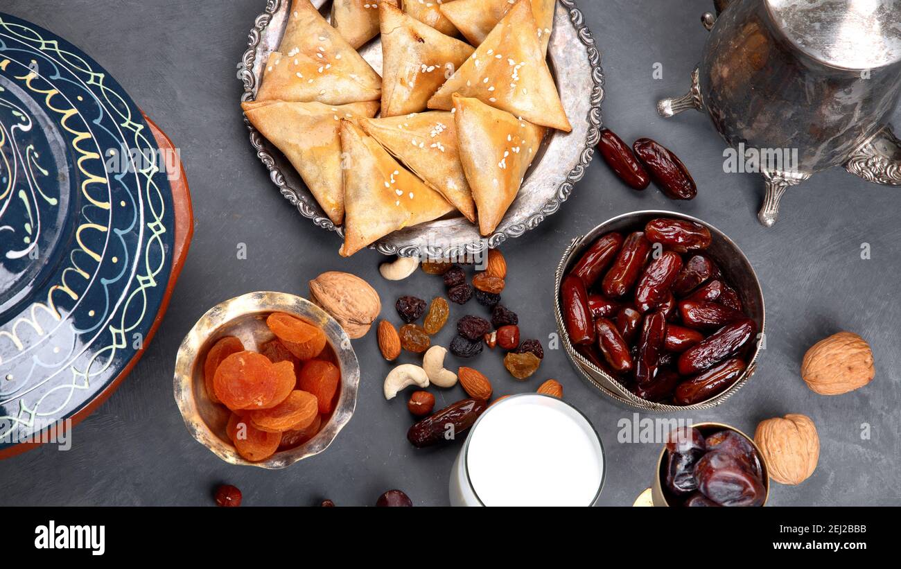 Il pasto mangiato dai musulmani dopo il tramonto durante il Ramadan su sfondo grigio. Concetto di cibo arabo. In alto, vista Foto Stock