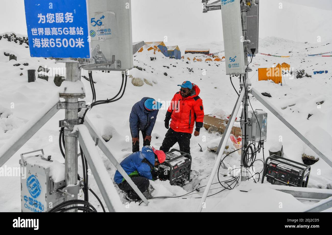 Pechino, Cina. 21 Maggio 2020. Personale membri della Cina Mobile testare i segnali della stazione base 5G costruita ad un'altitudine di 6,500 metri presso il campo avanzato del Monte Qomolangma nella regione autonoma del Tibet nella Cina sudoccidentale il 21 maggio 2020. Credit: Jigme Dorje/Xinhua/Alamy Live News Foto Stock