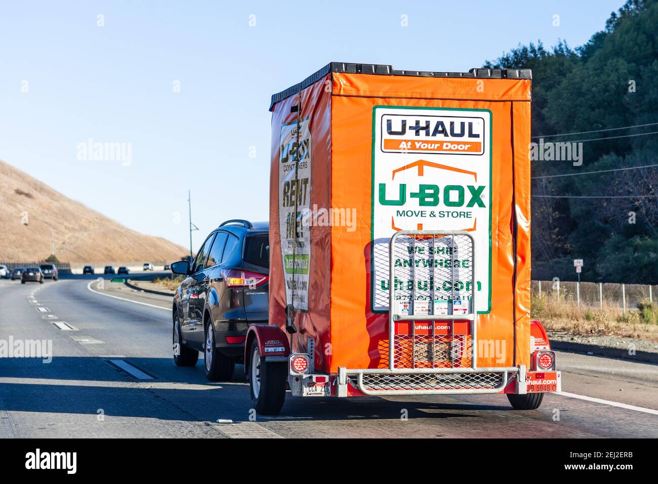 Nov 27, 2020 Concord / CA / USA - semi-camion che traina un rimorchio U-Haul cargo box, su una superstrada nella zona della baia di San Francisco; U-Haul è un americano in movimento Foto Stock