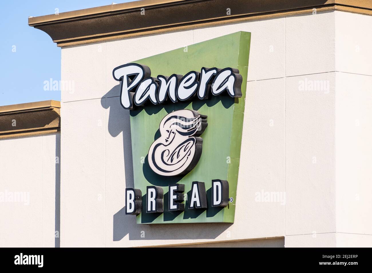 Dic 4, 2020 Antioch / CA / USA - Panera Bread logo in una delle loro posizioni; Panera Bread Company è una catena americana di panetteria-caffè veloce casua Foto Stock