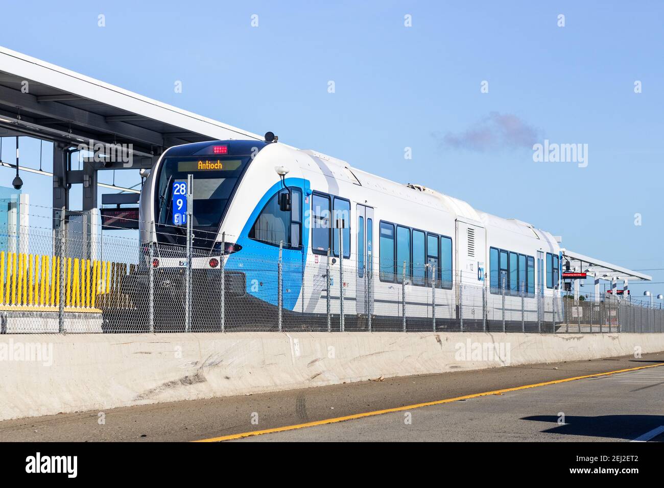 Jan 5, 2021 Pittsburg / CA / USA - il treno diesel BART si è fermato su binari presso una stazione nella zona est della baia di San Francisco; BART to Antioch è un diesel multi Foto Stock