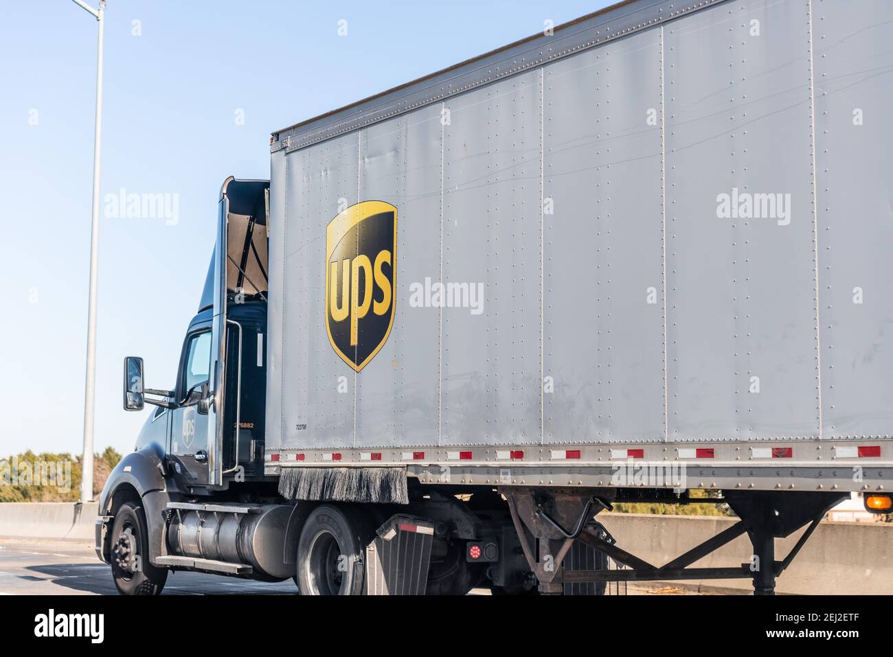 5 gennaio 2021 Concord / CA / USA - UPS (United Parcel Service) camion che guida sulla superstrada nella zona est di San Francisco Bay Foto Stock
