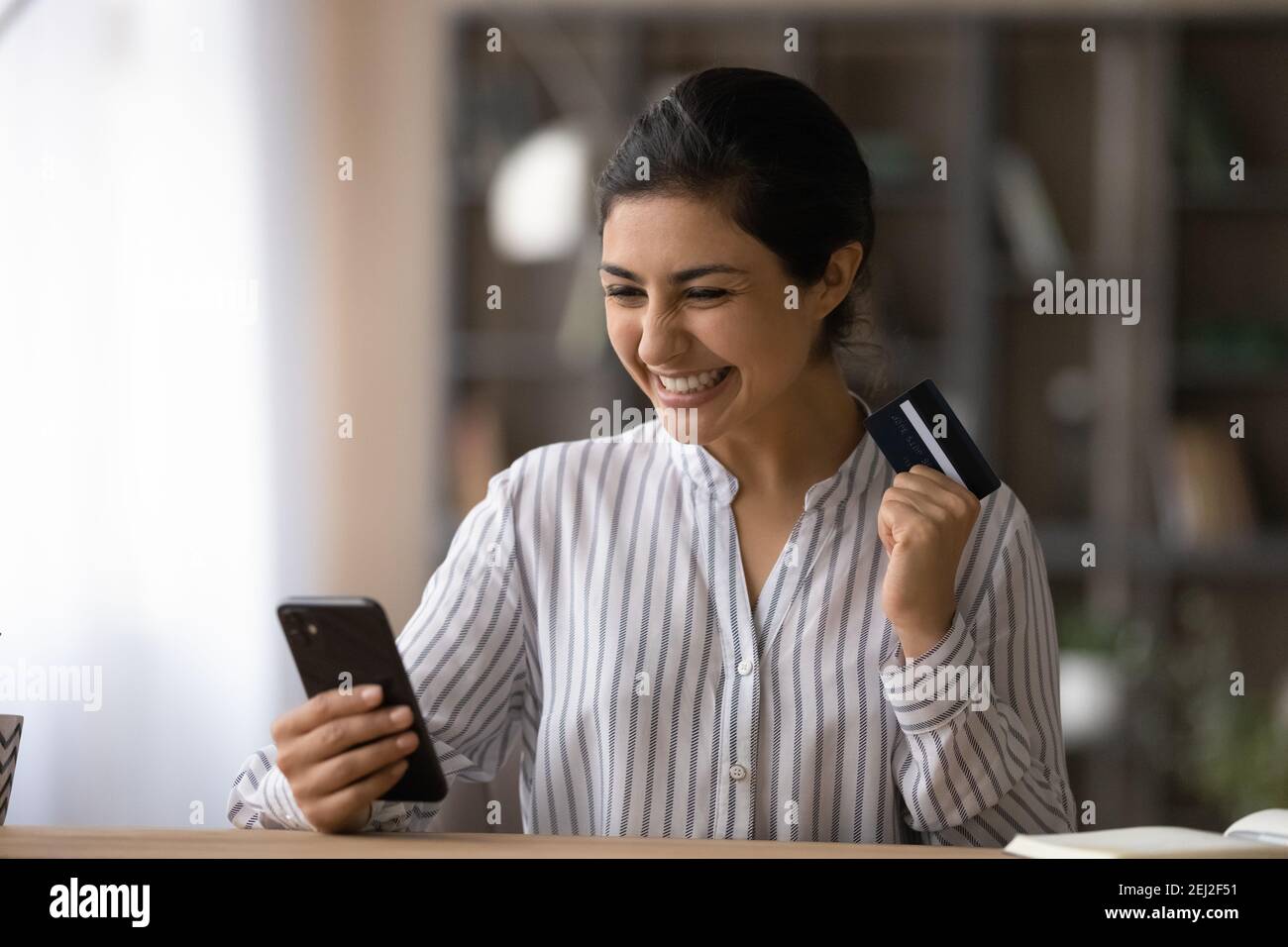 La donna indiana overjoyed ottiene la buona offerta di vendita in linea Foto Stock