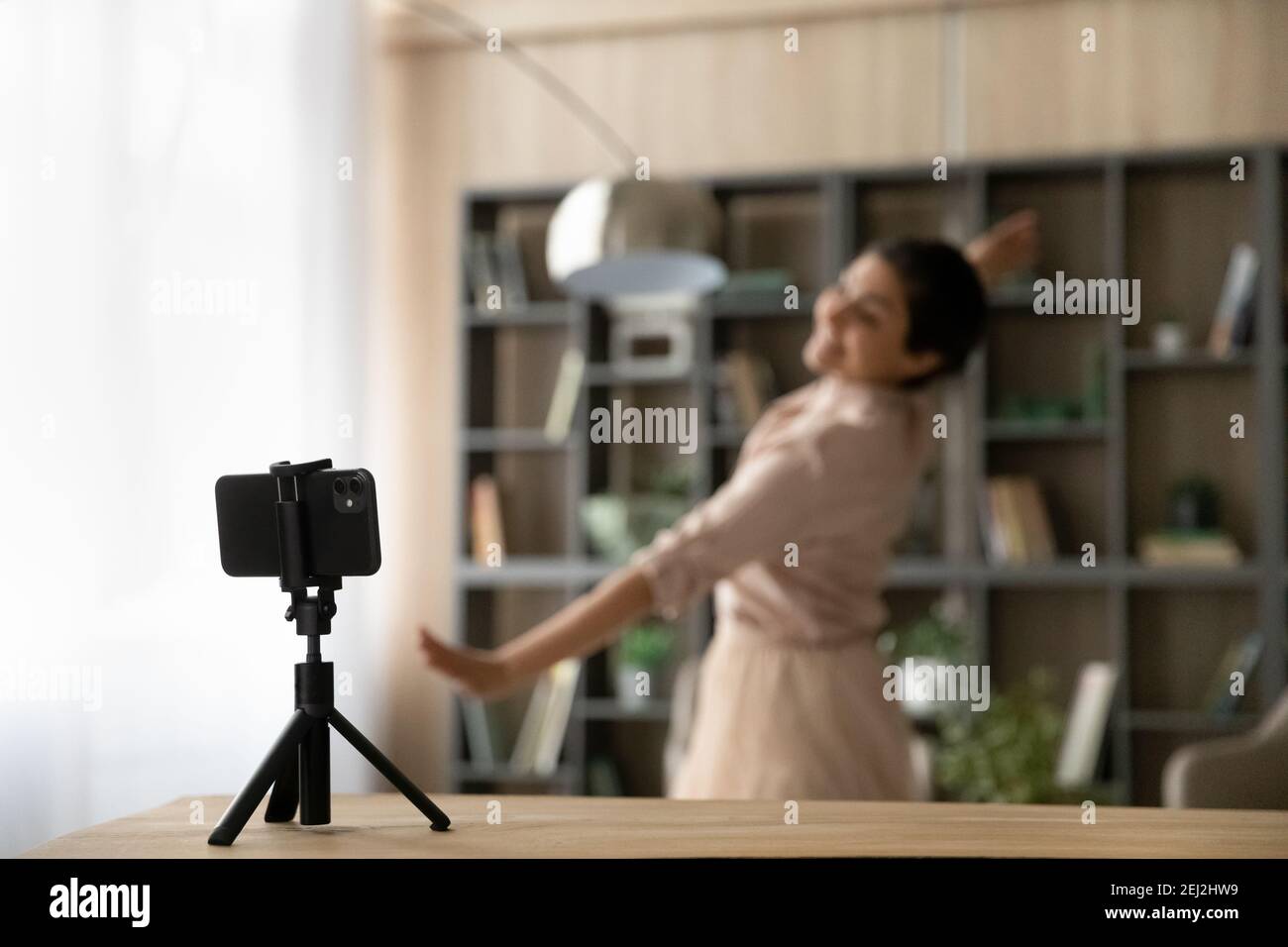 Primo piano di smartphone sparare donna che balla a casa Foto Stock