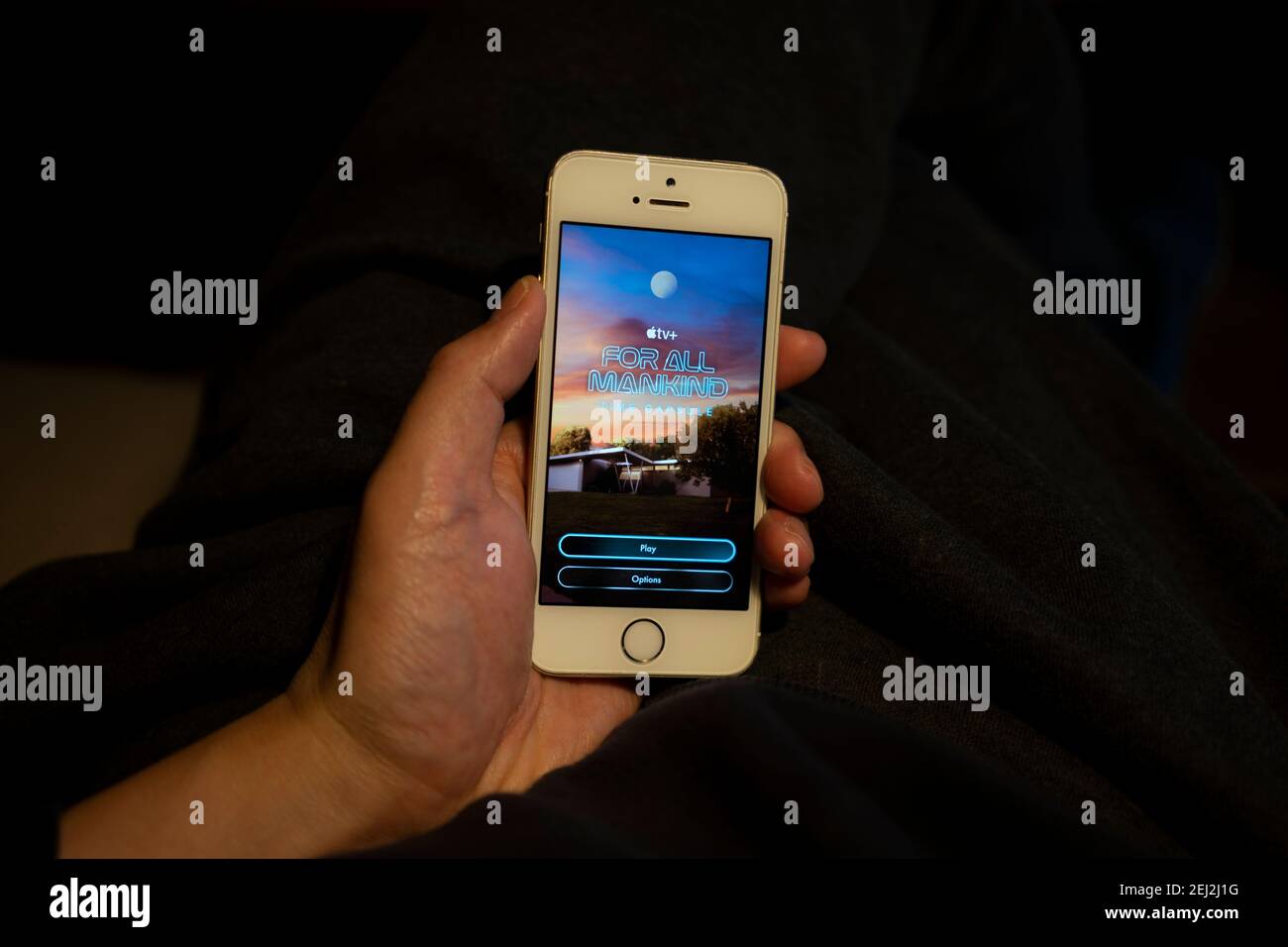 Un uomo gioca il nuovo gioco di realtà aumentata "for All Humanity: Time Capsule" sul suo iPhone. L'esperienza AR si basa sul dramma spaziale Apple TV+. Foto Stock