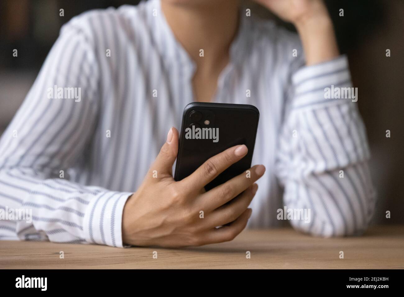 Primo piano di donna usa il cellulare testando online Foto Stock