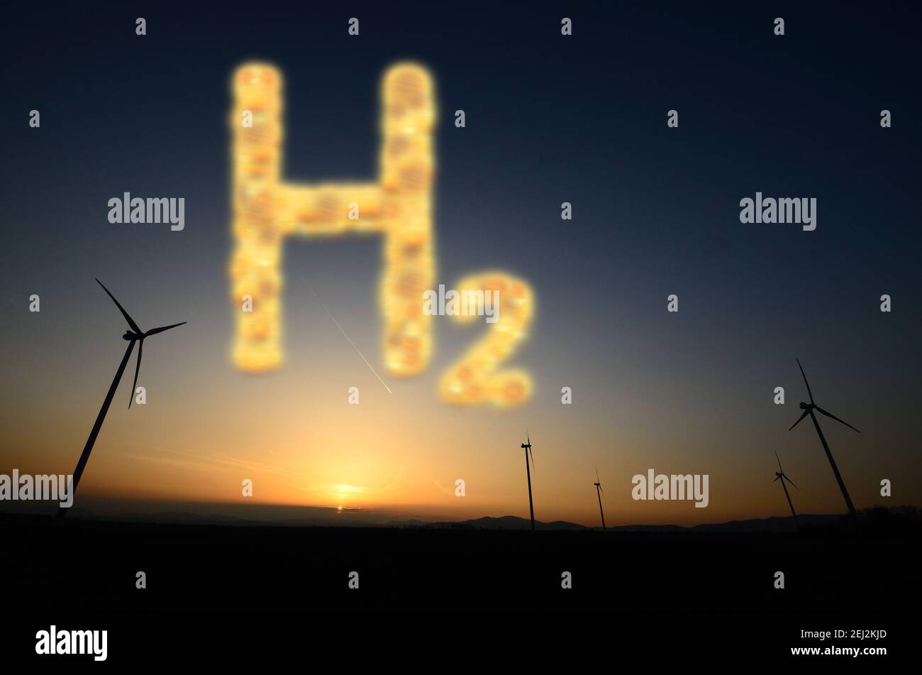 idrogeno h2 lettere e turbine eoliche al tramonto Foto Stock
