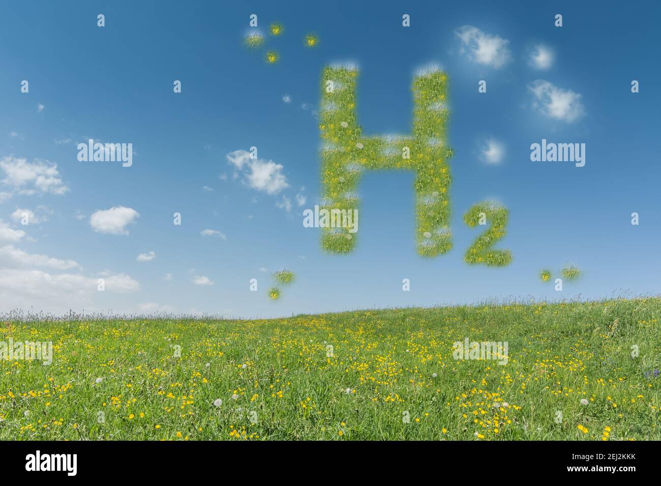 verde tenue idrogeno h2 lettere su una natura verde con cielo blu Foto Stock
