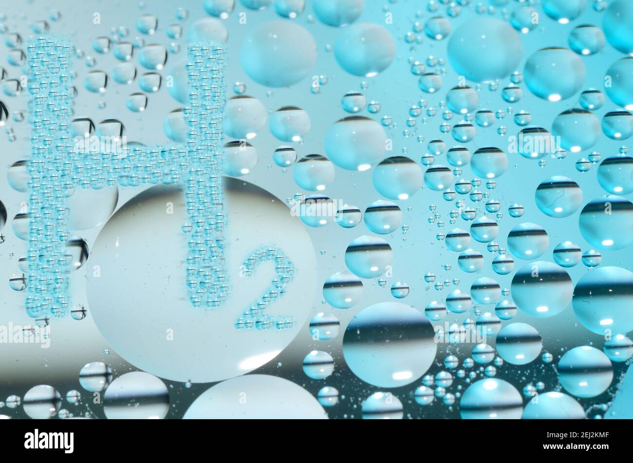 idrogeno h2 lettere con molte bolle in olio acqua Foto Stock