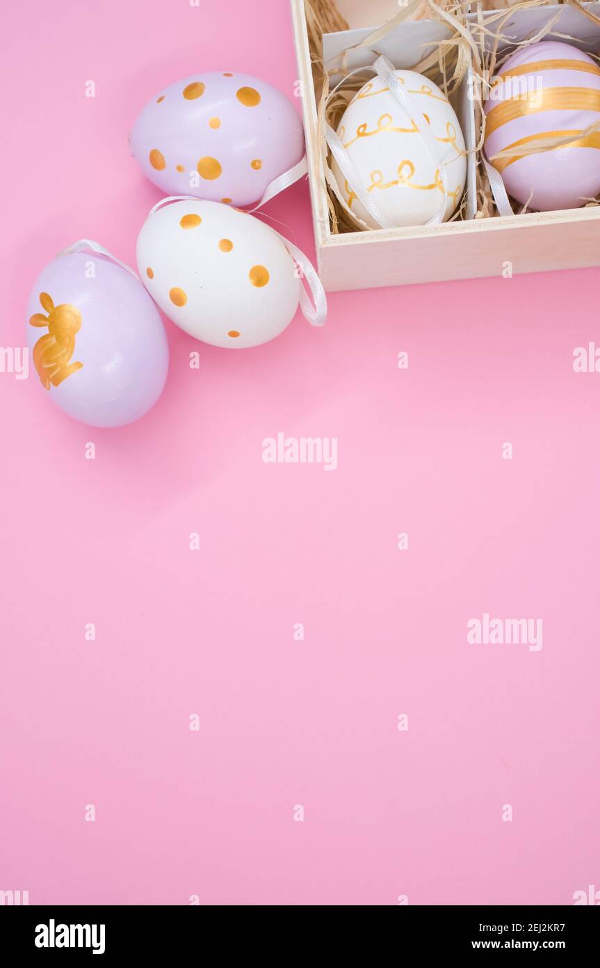 Un colpo verticale di uova di Pasqua dipinte decorative su un sfondo rosa  Foto stock - Alamy