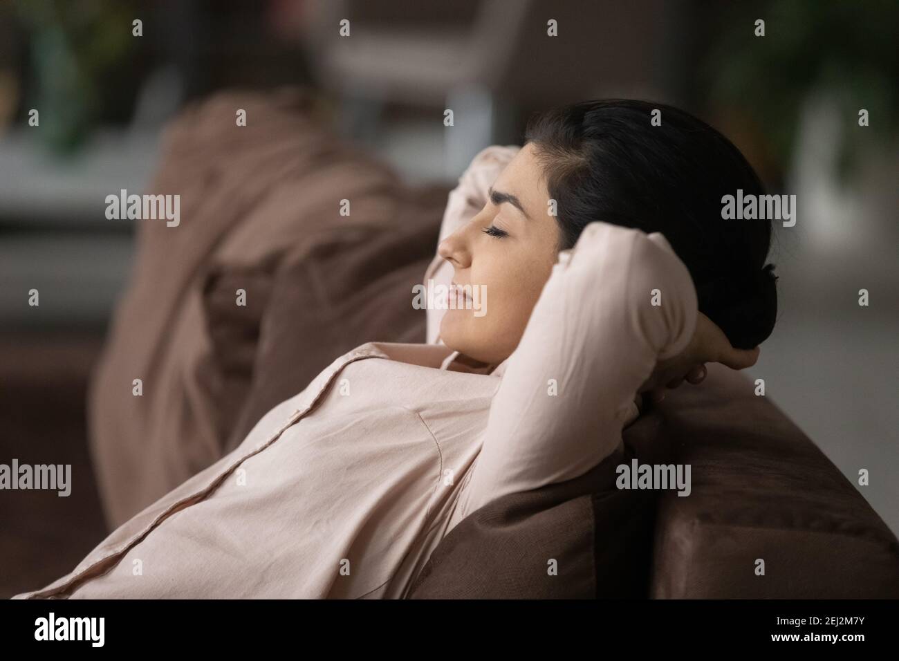 Calma donna indiana rilassarsi sul divano dormire Foto Stock