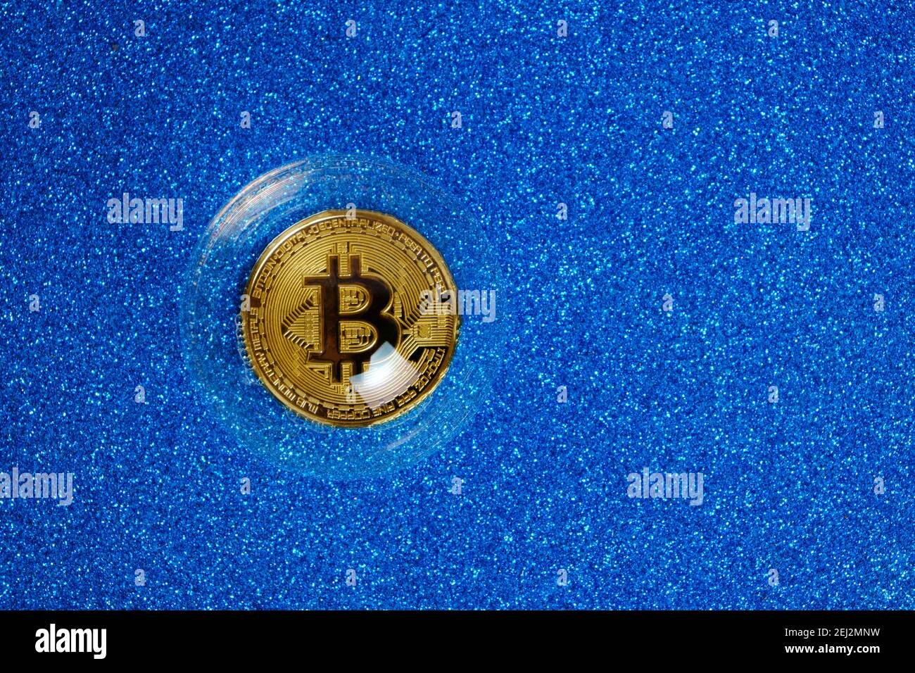 Moneta criptovaluta Bitcoin in una bolla di sapone su un blu sfondo Foto Stock