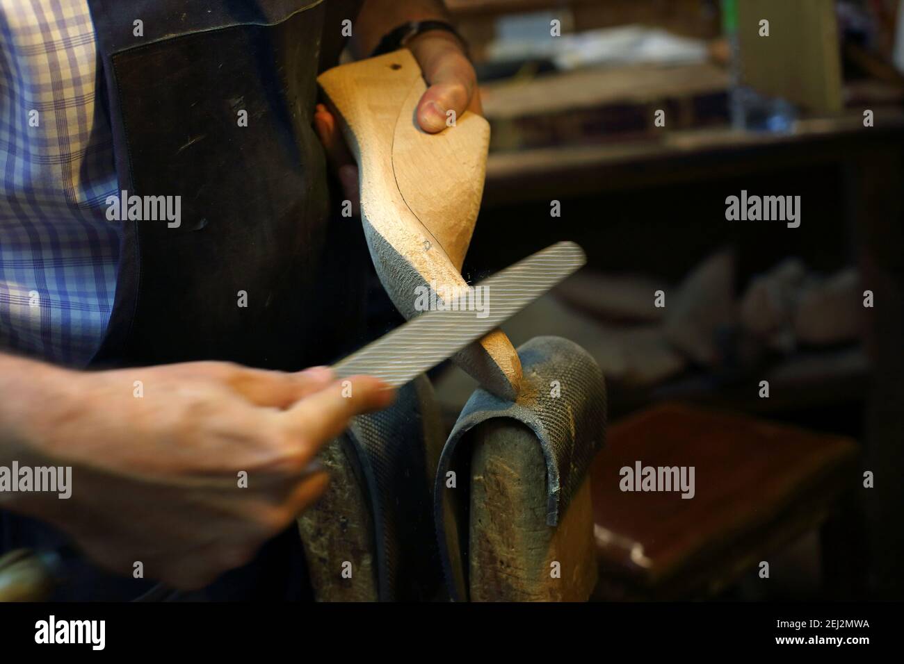 Calzolaio che fa un ultimo a Lobb Shoes, St James, Londra SW1 Foto Stock