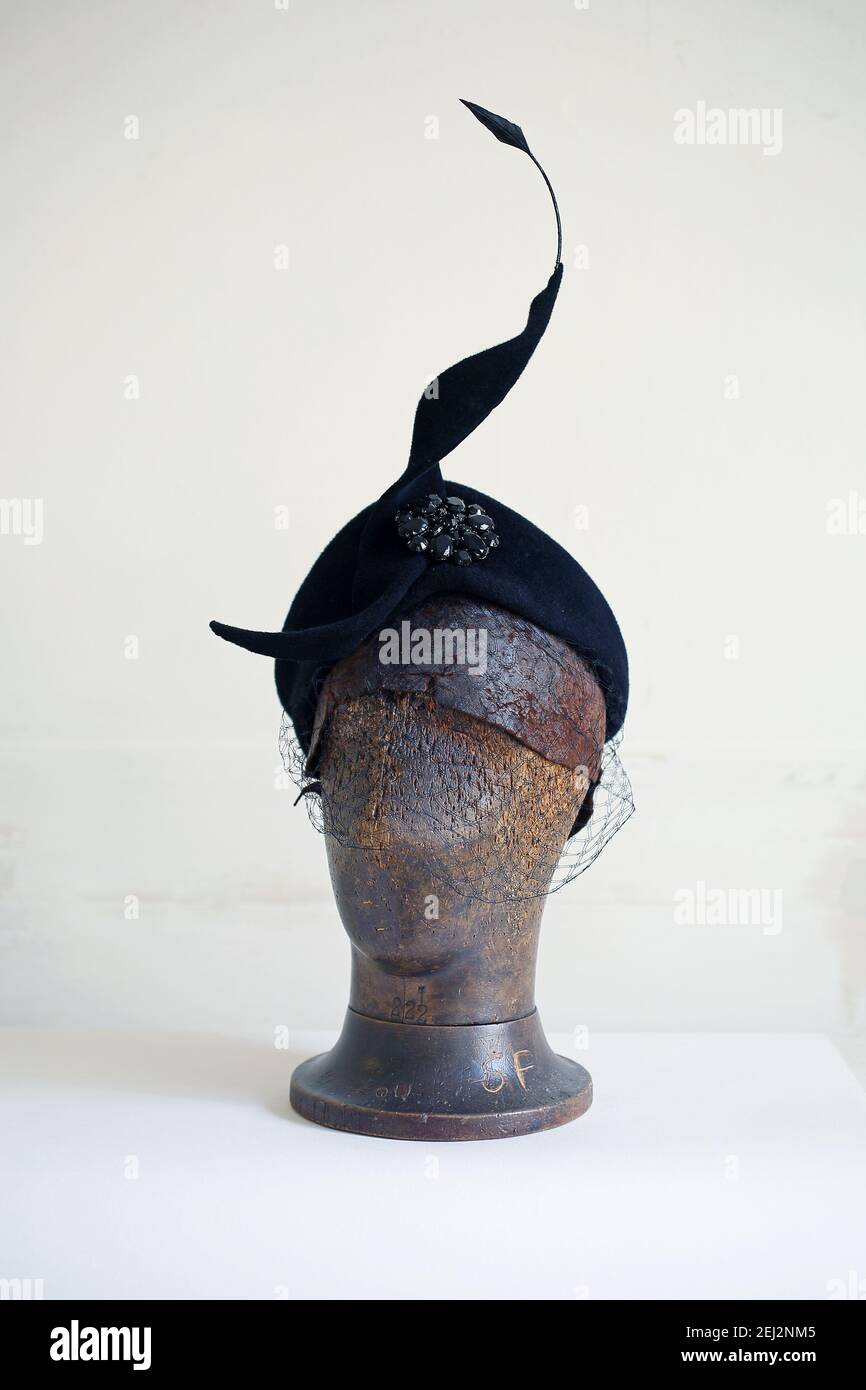 Lock & Co Hatters /makers of hats /Sylvia Fletcher Chief Milliner a Lock . Foto Stock