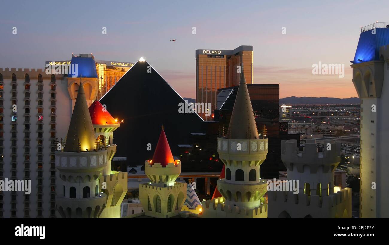 LAS VEGAS, NEVADA USA - 4 MAR 2020: Excalibur castello e Luxor piramide casinò vista aerea non comune. Aereo che parte dall'aeroporto McCarran. Mandalay Bay A. Foto Stock