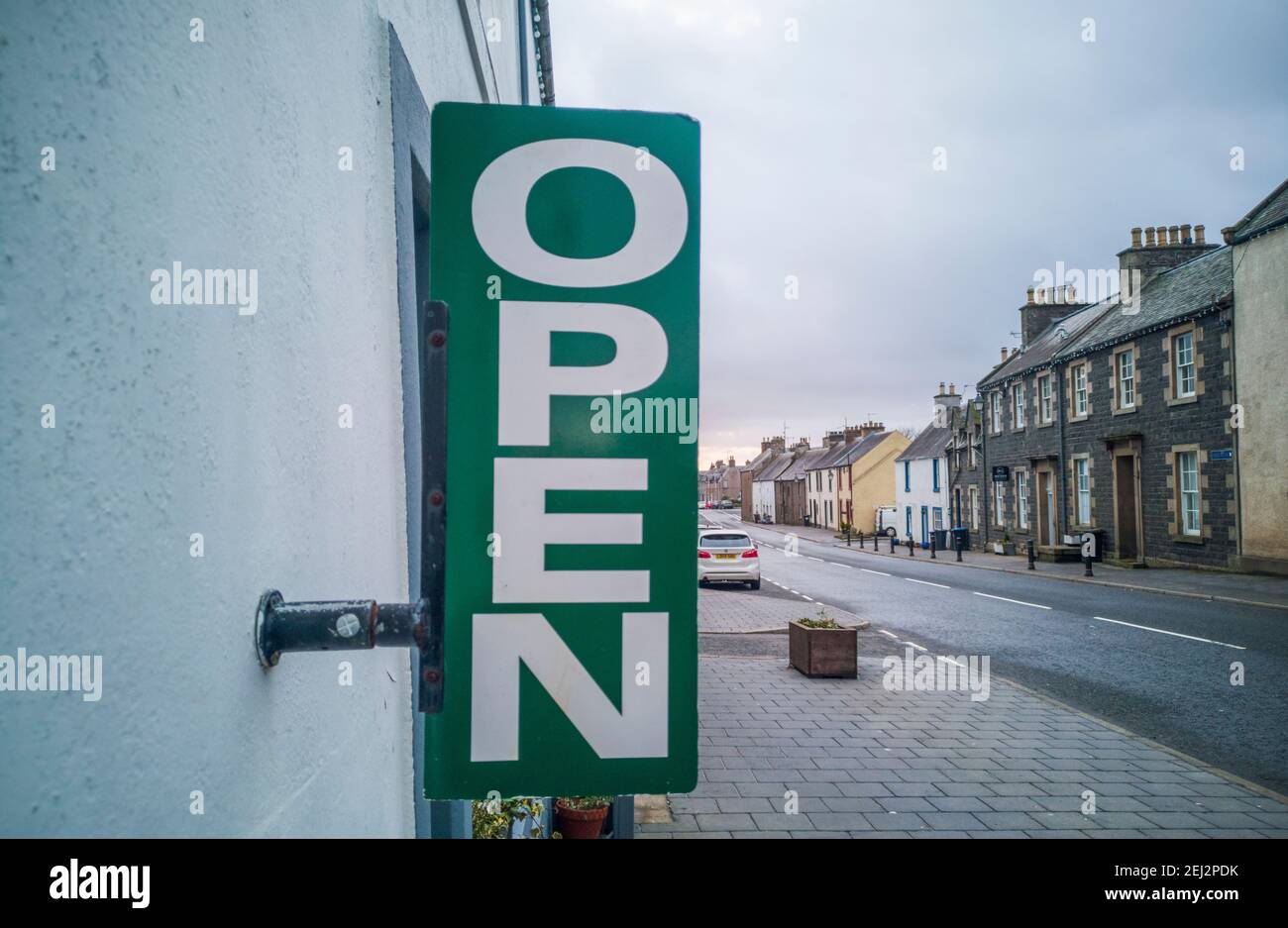 Lauder, Scottish Borders, Regno Unito. 21 Feb 2021. UK Covid, Lockdown Coronavirus segno negozio aperto. Scopri le insegne nella cittadina rurale scozzese di Lauder. il primo ministro Boris Johnson dovrebbe annunciare una tabella di marcia per un allentamento della misura di blocco del coronavirus lunedì 22 febbraio, in quanto i numeri delle infezioni da virus diminuiscono e la distribuzione delle vaccinazioni si fa avanti. Retailand Hospitality può essere data quando sono sicuri di riaprire. Credit: phil wilkinson/Alamy Live News Foto Stock