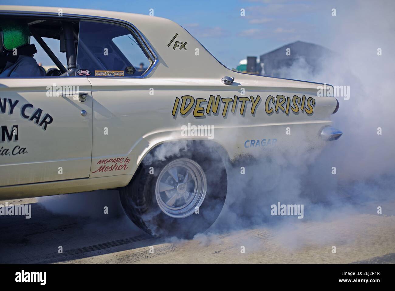 Muscle car che esegue un burnout a Racetrack.Close up di ruota di auto da corsa americana, pneumatico bruciante per fumare. Foto Stock Muscle car che esegue un burnout a Racetrack.Close up di ruota di auto da corsa americana, pneumatico bruciante per fumare. Foto Stock