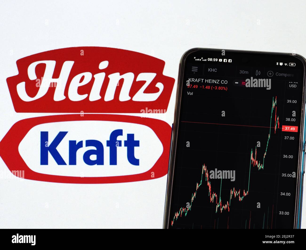 In questa illustrazione la grafica del mercato azionario di Kraft Heinz Company visualizzata su uno smartphone con un logo di Kraft Heinz Company sullo sfondo. Foto Stock