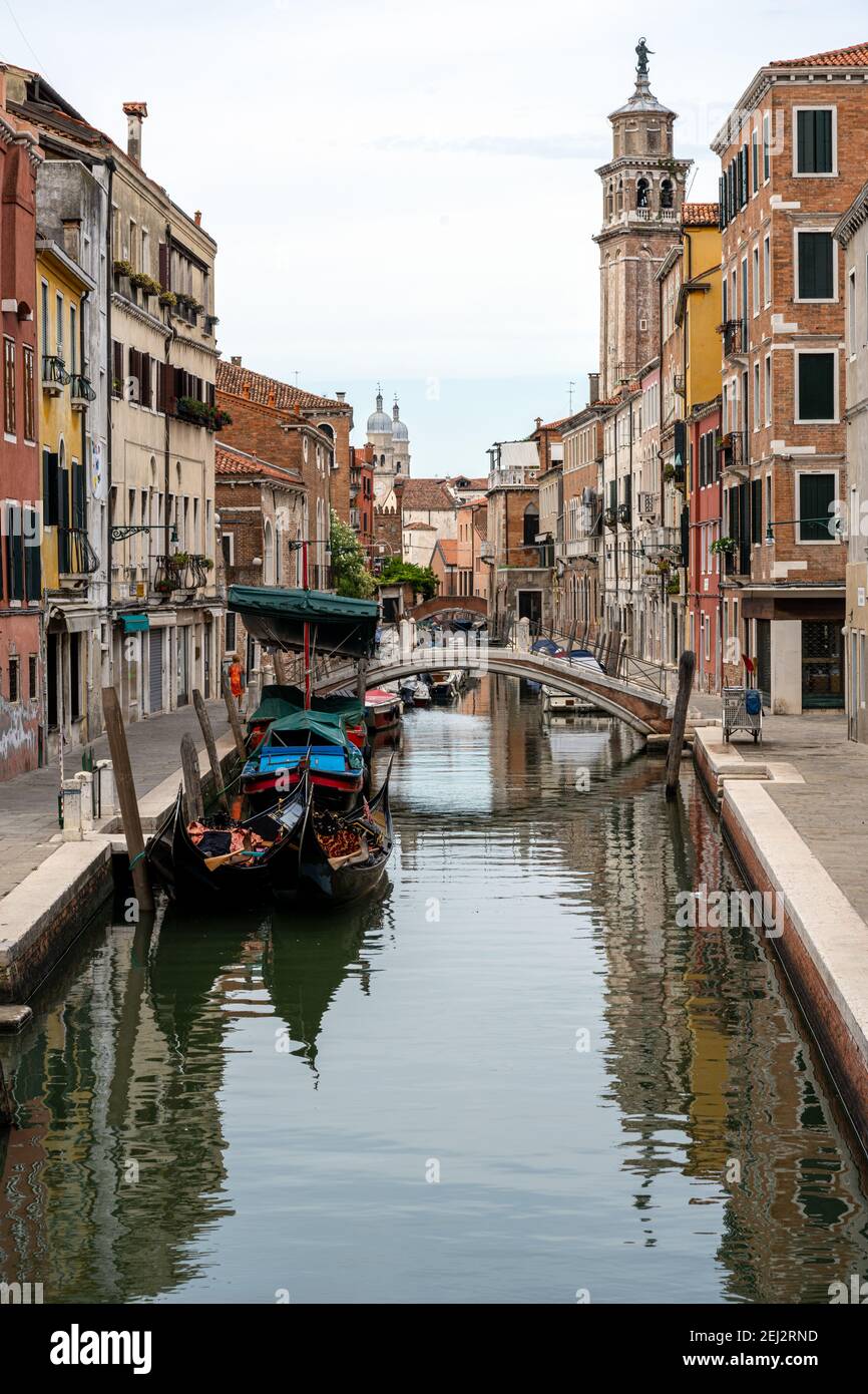 Piccolo canale con gondole tradizionali visto nel centro storico di Venezia, Italia Foto Stock
