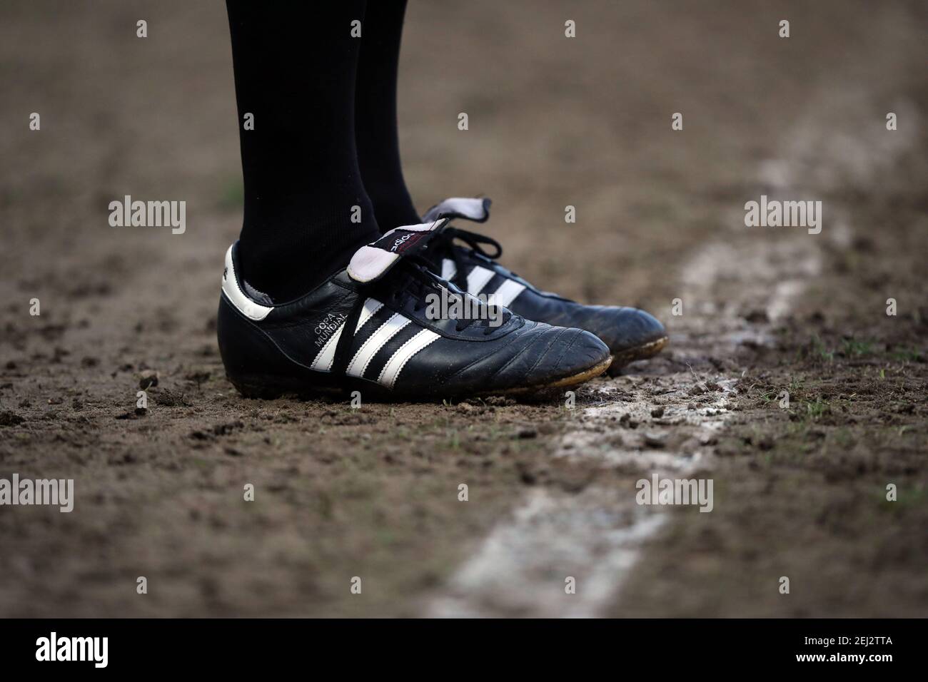 Peterborough, Regno Unito. 20 Feb 2021. Le scarpe da calcio dell'arbitro  assistente alla partita EFL League One Peterborough United contro AFC  Wimbledon, al Weston Homes Stadium di Peterborough, Cambridgeshire, Regno  Unito, il
