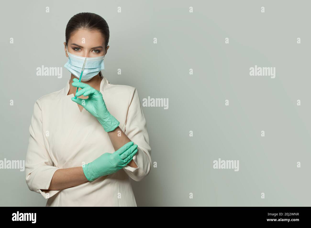 Medico o infermiere con iniezione con siringa su sfondo bianco. Medicina, cosmetologia e concetto di vaccinazione Foto Stock