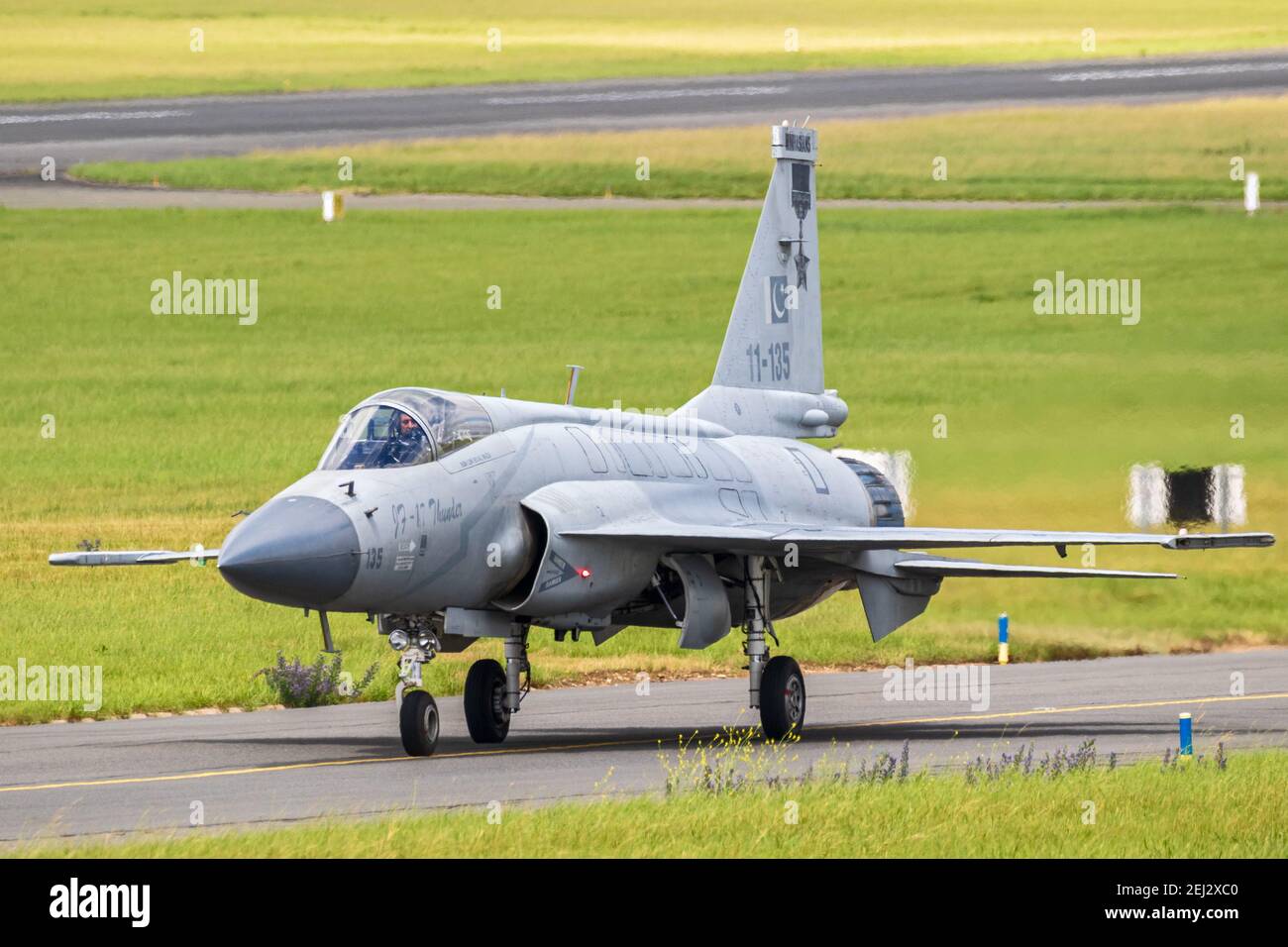 Pakistan Air Force PAC JF-17 Thunder aerei da combattimento a reazione che tassano alla pista al Paris Air Show. Francia - 20 giugno 2019 Foto Stock