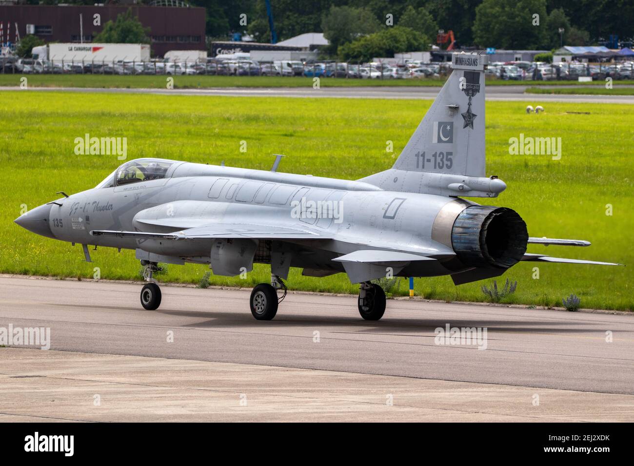 Pakistan Air Force PAC JF-17 Thunder aerei da combattimento a reazione che tassano alla pista al Paris Air Show. Francia - 20 giugno 2019 Foto Stock